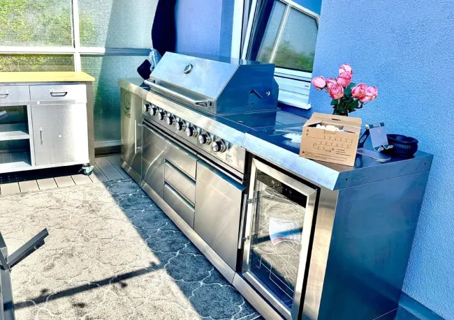 Hochwertiger Griller auf der Terrasse