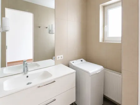 Badezimmer mit Fenster