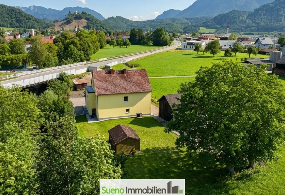 Modernes Zwei-Familienhaus: Naturnah wohnen mit Bachnähe und traumhaftem Bergblick - Bild