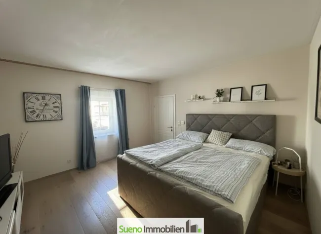 Schlafzimmer nordseitig Tür ins Vorhaus links hinten –  links Tür ins Ofenzimmer