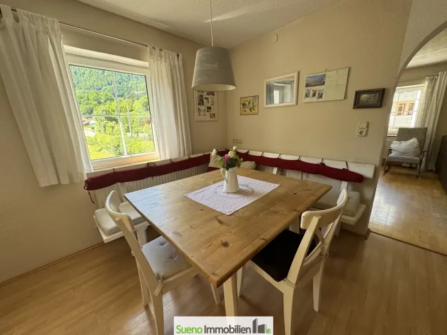 Essbereich Küche mit Blick ins Wohnzimmer