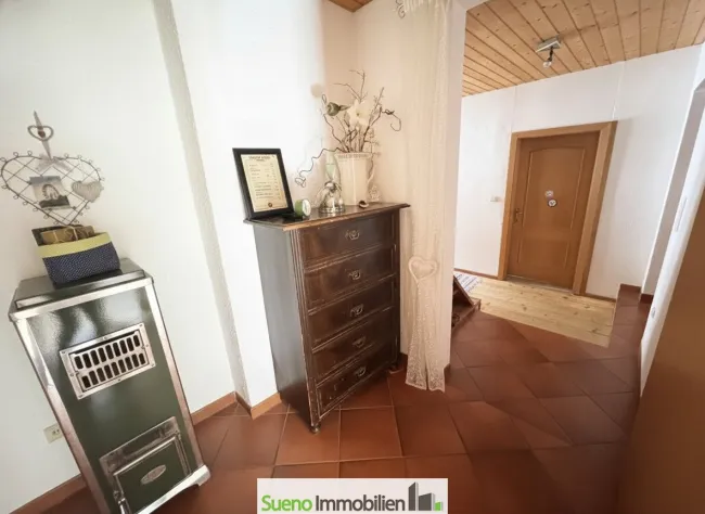 Vorhaus 1.Stock mit Tür gerade aus in ein Durchgangszimmer in ein Schlafzimmer