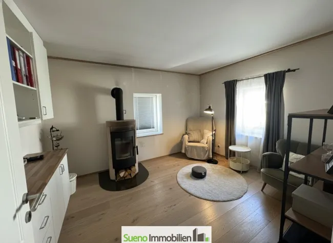 Ofenzimmer/Wohnzimmer west- und nordseitig mit Tür vom Schlafzimmer kommend