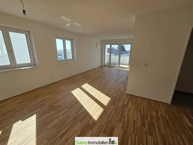 Wohnzimmer und Abstellraum rechts