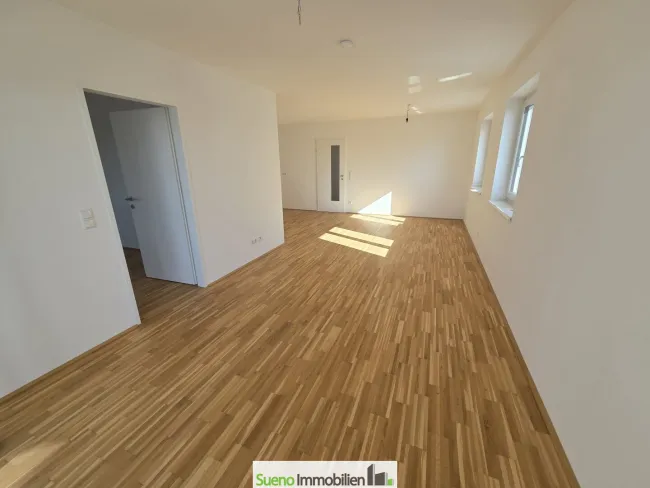 Wohnzimmer mit Türe ins Arbeitszimmer