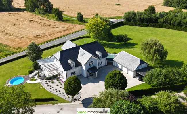 Villa auf fast 8000m2 mit eigenem Fitness-Studio, 3 Garagen, Carport, etc. - Titelbild