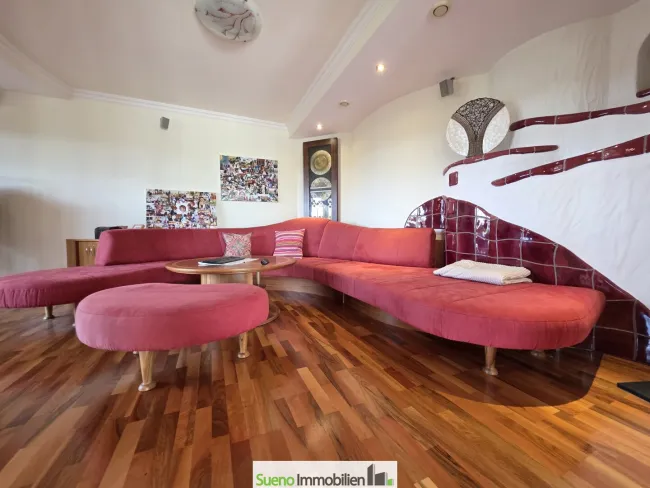 Geräumiges Wohnzimmer