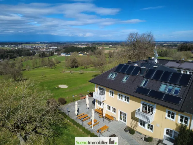 Wohnen und Arbeiten mit besonderem Flair – direkt am Golfplatz in Kirchham - Titelbild