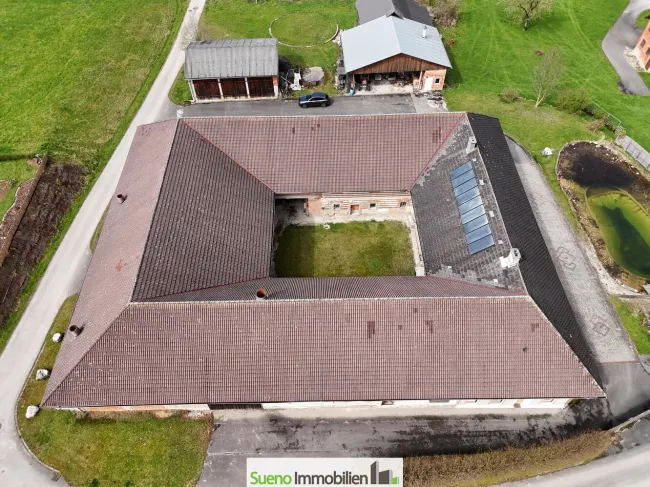 Drohnenbild mit Solaranlage