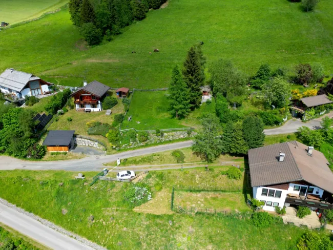 Freizeitwohnsitz! Sonniges Grundstück mit Hütte | 1.200 m Seehöhe | Nebelfrei | Voll erschlossen - Bild