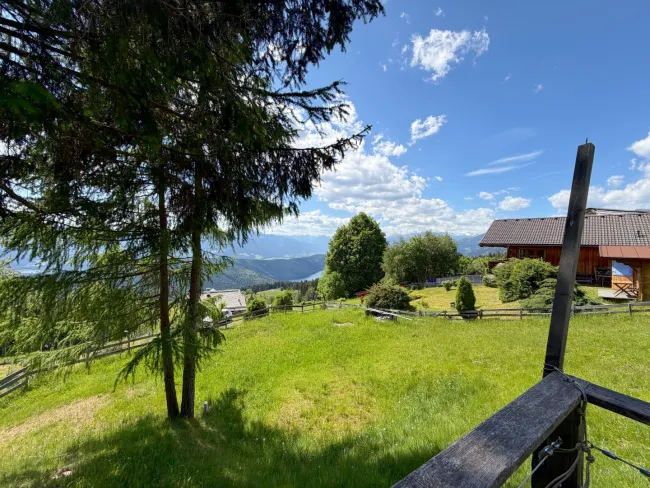 Freizeitwohnsitz! Sonniges Grundstück mit Hütte | 1.200 m Seehöhe | Nebelfrei | Voll erschlossen - Bild