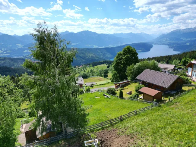 Freizeitwohnsitz! Sonniges Grundstück mit Hütte | 1.200 m Seehöhe | Nebelfrei | Voll erschlossen - Titelbild