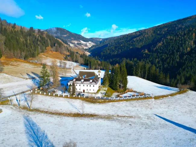 Schloss Berg Klösterle – Eine historische Perle in den Nockbergen - Titelbild