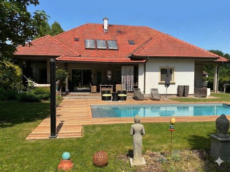 Exklusives Wohnerlebnis: Architektur trifft auf fernöstliche Gelassenheit