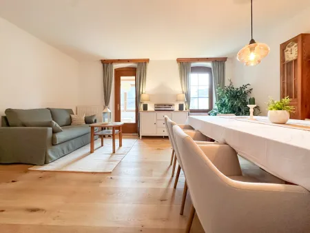 VÖLL MÖBLIERTE, FRISCH SANIERTE WOHNUNG IM HERZEN KUFSTEINS! (FÜR 1-6 MONATE ZU MIETEN)!