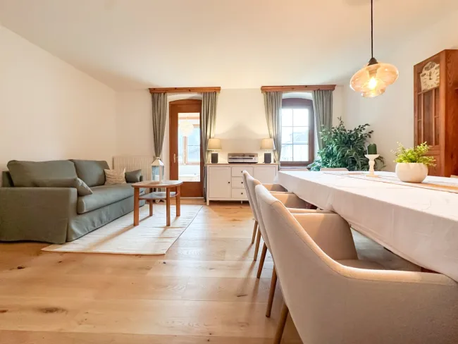 VÖLL MÖBLIERTE, FRISCH SANIERTE WOHNUNG IM HERZEN KUFSTEINS! (FÜR 1-6 MONATE ZU MIETEN)! - Bild
