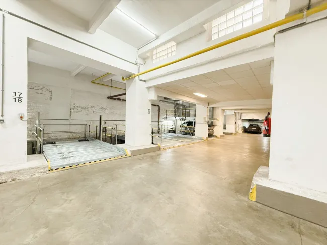 Tiefgaragenparkplatz - 5 Gehminuten zur Mariahilfer Straße entfernt - Titelbild