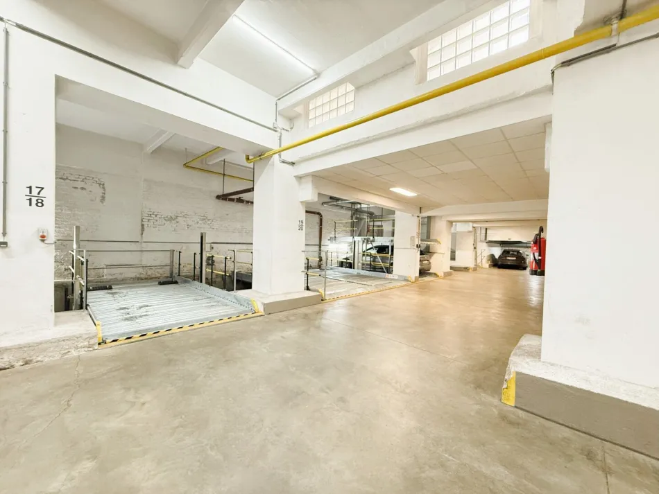 Tiefgaragenparkplatz - 5 Gehminuten zur Mariahilfer Straße entfernt - Titelbild