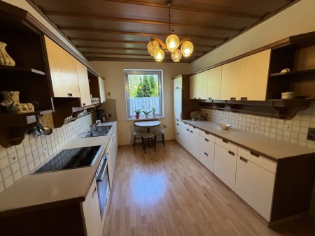 Gepflegtes Einfamilienhaus - 6 Zimmer, Garten, 2 Garagen - in Bischofstetten!