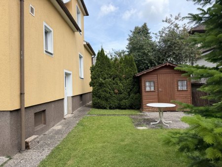 Gepflegtes Einfamilienhaus - 6 Zimmer, Garten, 2 Garagen - in Bischofstetten!