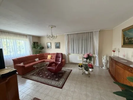 Solides Einfamilienhaus in Sollenau! 6 Zimmer, Garten + Pool, 2 Balkone, PV & WP Anlage, Garage, etc. - Bild