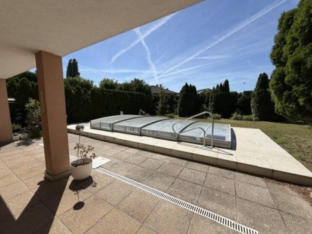 Solides Einfamilienhaus in Sollenau! 6 Zimmer, Garten + Pool, 2 Balkone, PV & WP Anlage, Garage, etc.
