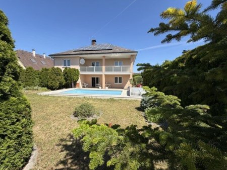 Solides Einfamilienhaus in Sollenau! 6 Zimmer, Garten + Pool, 2 Balkone, PV & WP Anlage, Garage, etc.