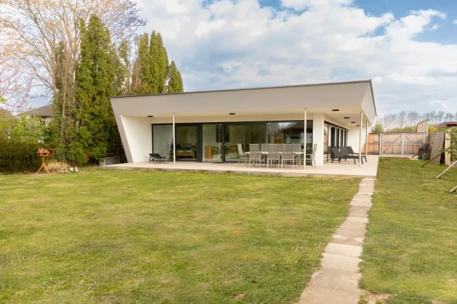 Moderner Bungalow auf großem Grundstück & Nebenhaus - Titelbild