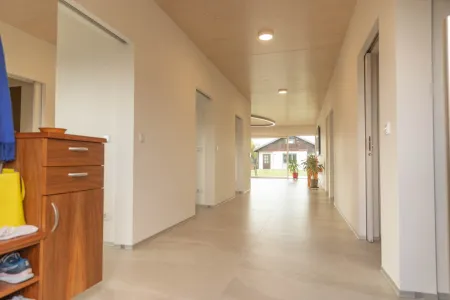 Moderner Bungalow auf großem Grundstück & Nebenhaus