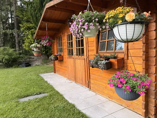 Alleinlage im Wienerwald: 1,24 ha Natur, Teich, Pool & ein Haus zum Ankommen - Bild