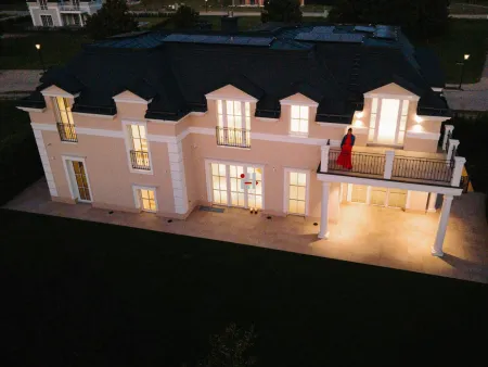 Erstbezug Luxus mit Golf & Wellness – 10 Zimmer, Garten, Aufzug, Top Technische Ausstattung!