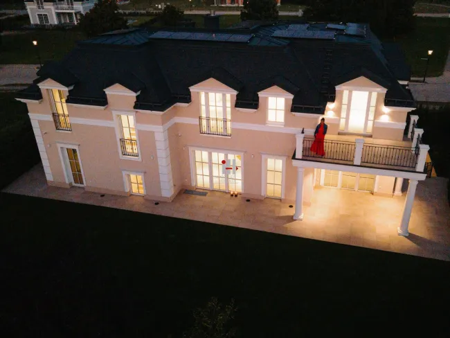 Erstbezug Luxus mit Golf & Wellness – 10 Zimmer, Garten, Aufzug, Top Technische Ausstattung! - Titelbild