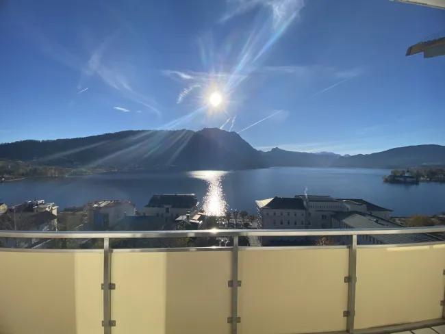 Wohnen über der Esplanade – modernes See-Apartment mit atemberaubendem Traunsee-Blick - Titelbild