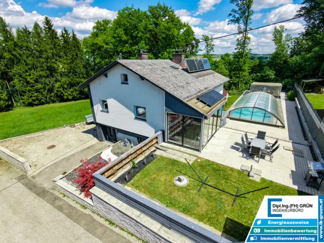 Wohnen in Ruhelage am Waldrand – modernisiertes Haus mit Pool & Grünblick - Bild