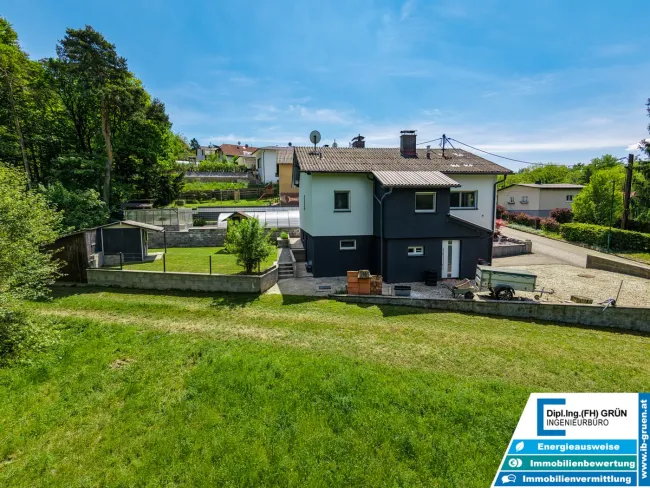 Wohnen in Ruhelage am Waldrand – modernisiertes Haus mit Pool & Grünblick - Bild