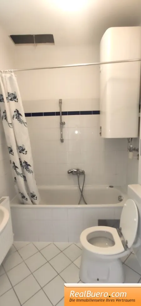 Badezimmer mit Wanne, Handwaschbecken und Toilette