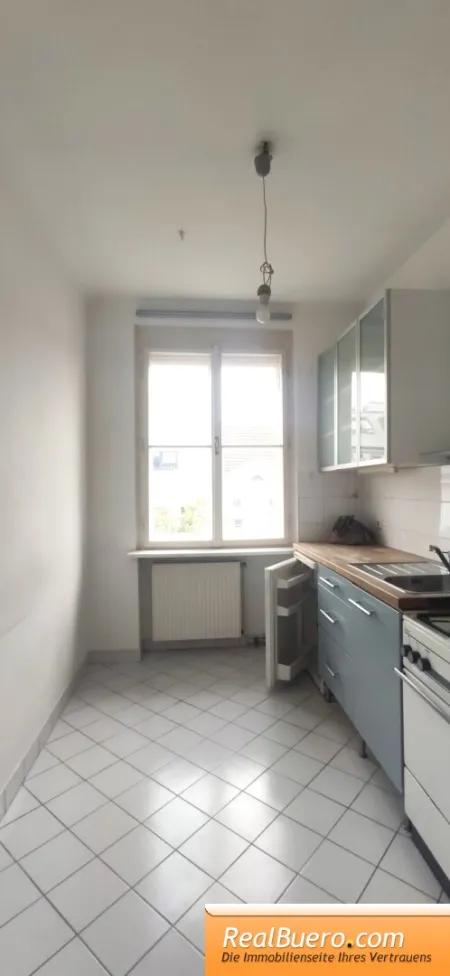 Einbauküche mit Platz für eine kleinen Essbereich