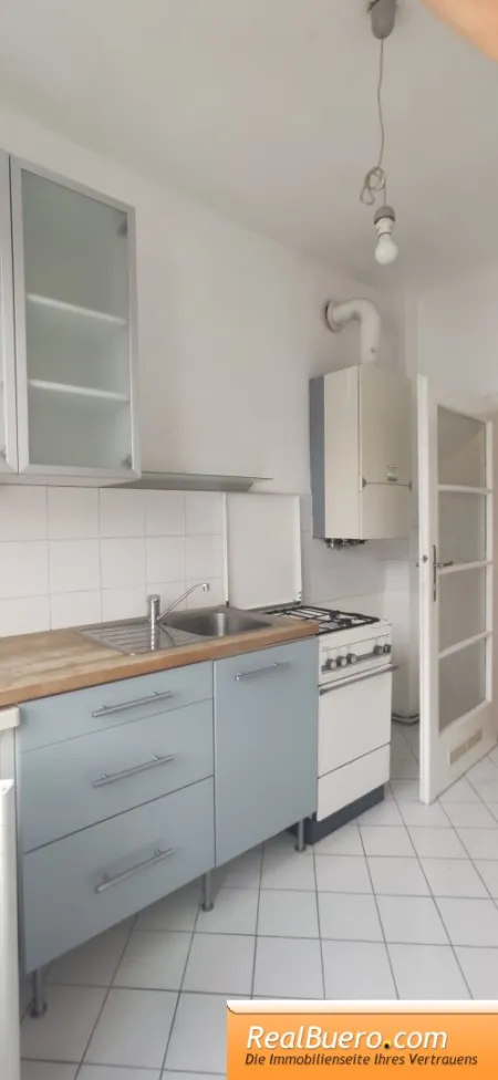 Einbauküche mit Platz für eine kleinen Essbereich