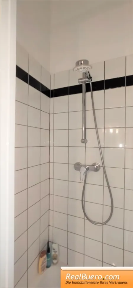 Badezimmer mit Dusche und Toilette