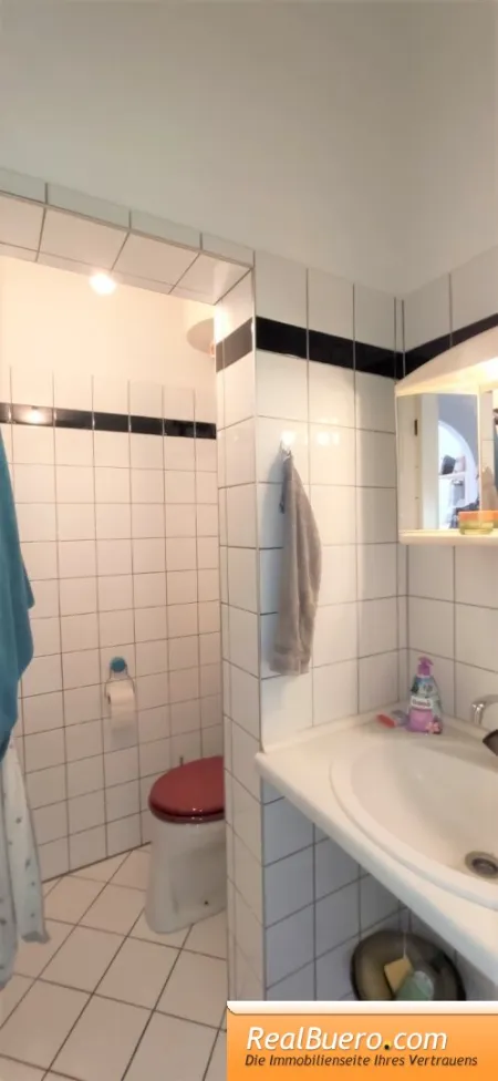 Badezimmer mit Dusche und Toilette