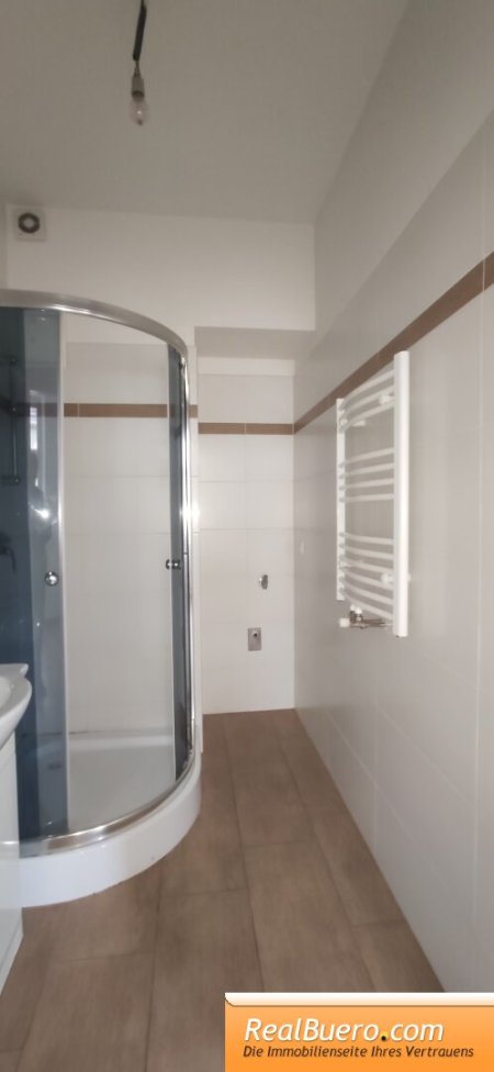 Badezimmer mit Dusche, Handwaschwaschbecken, Waschmaschinenanschluss, Handtuchtrockner