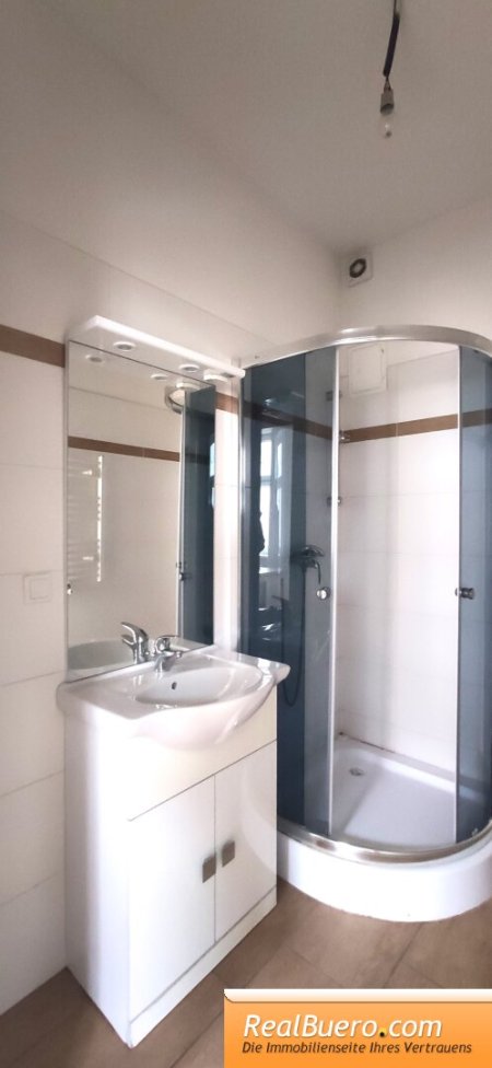 Badezimmer mit Dusche, Handwaschwaschbecken, Waschmaschinenanschluss, Handtuchtrockner