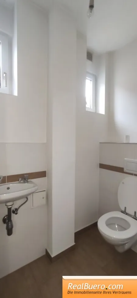 Toilette mit Handwaschbecken