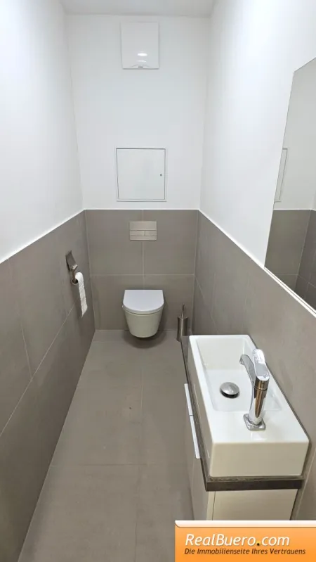 Erdgeschoß - Toilette mit Handwaschbecken