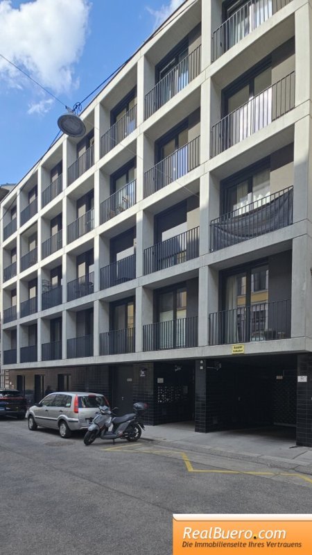 Straßenansicht vom Gebäude