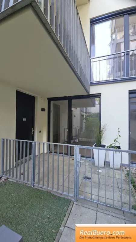 Straßenansicht vom Gebäude