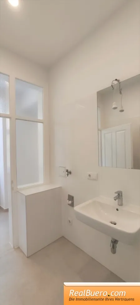 Badezimmer mit Dusche, Handwaschbecken, Waschmaschinenanschluss, Handtuchtrockner
