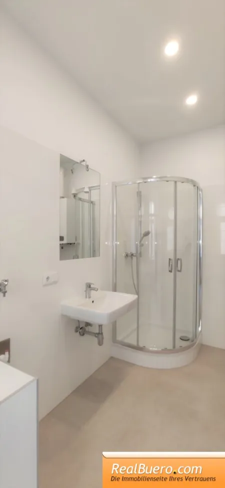 Badezimmer mit Dusche, Handwaschbecken, Waschmaschinenanschluss, Handtuchtrockner