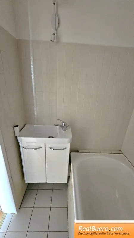 Badezimmer mit Handwaschbecken, Wanne und Toilette