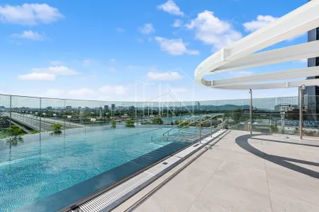 Beheizter Outdoor-Pool mit Sonnendeck